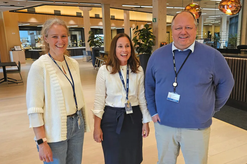 Ingvill Stenseth (t.v), Ann-Mari Løberg Knudsen og Truls Reed Tystad, alle i BKK, er spente på hvordan strømkundene vil motta tilbudet om å få betalt for å være fleksible.