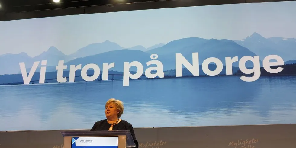 SJØ OG FJELL: Erna Solberg viste frem et Norge med sjø og fjell, men var mest opptatt av å fortelle at landet trenger endringer og omstilling, der flest mulig å inkluderes. Foto: Nils Torsvik