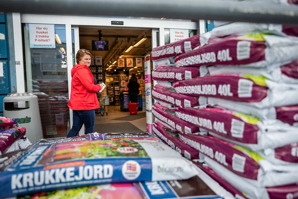 Europris er ikke favoritten til Cathrine Nielsen, men hun stikker innom butikken på Bryn når det er spesielle kampanjer. Generelt tror hun billigbutikkene lider under at folk nå vil ha mer kvalitet.
