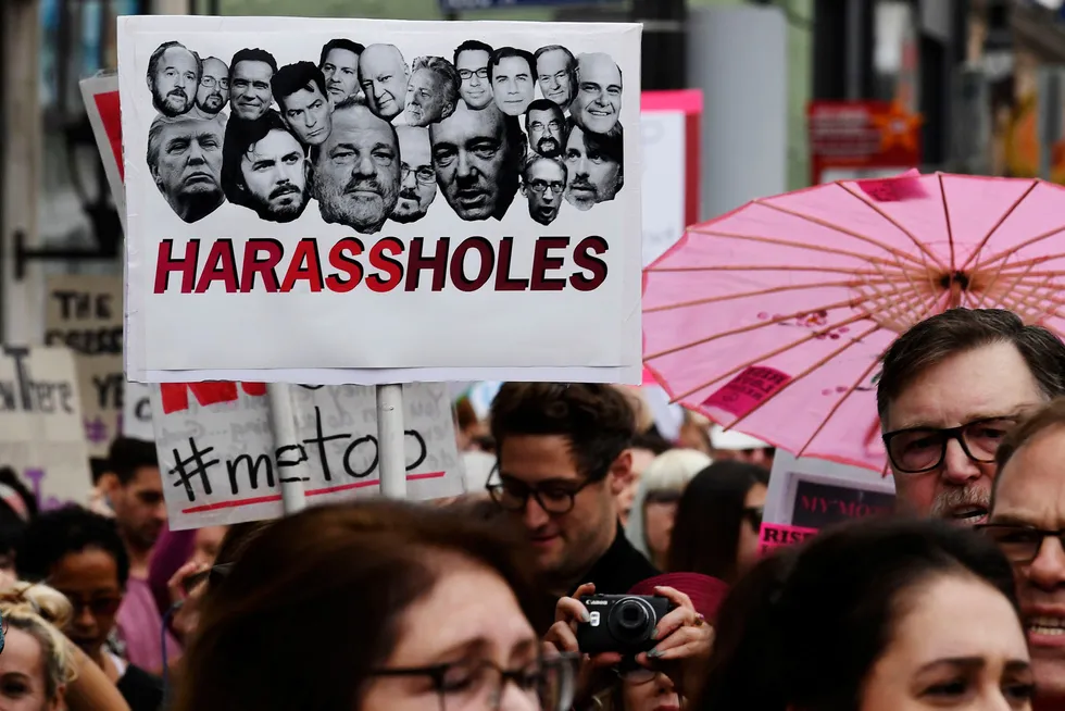 Først forrige uke slo Metoo-bølgen innover forlagsbransjen i Norge, skriver artikkelforfatteren. Bilde fra Metoo-marsjen i Hollywood i november for tre år siden.