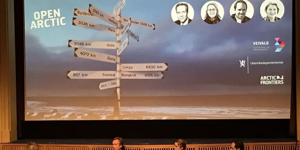 Utenriksminister Børge Brende var på folkemøtet i Tromsø i debatt med Kari Aga Myklebost, professor ved UiT, Jan-Gunnar Winther og direktør ved Norsk polarinstitutt. Debatten ble ledet av Anne Husebekk, rektor ved UiT (til høyre på bildet).