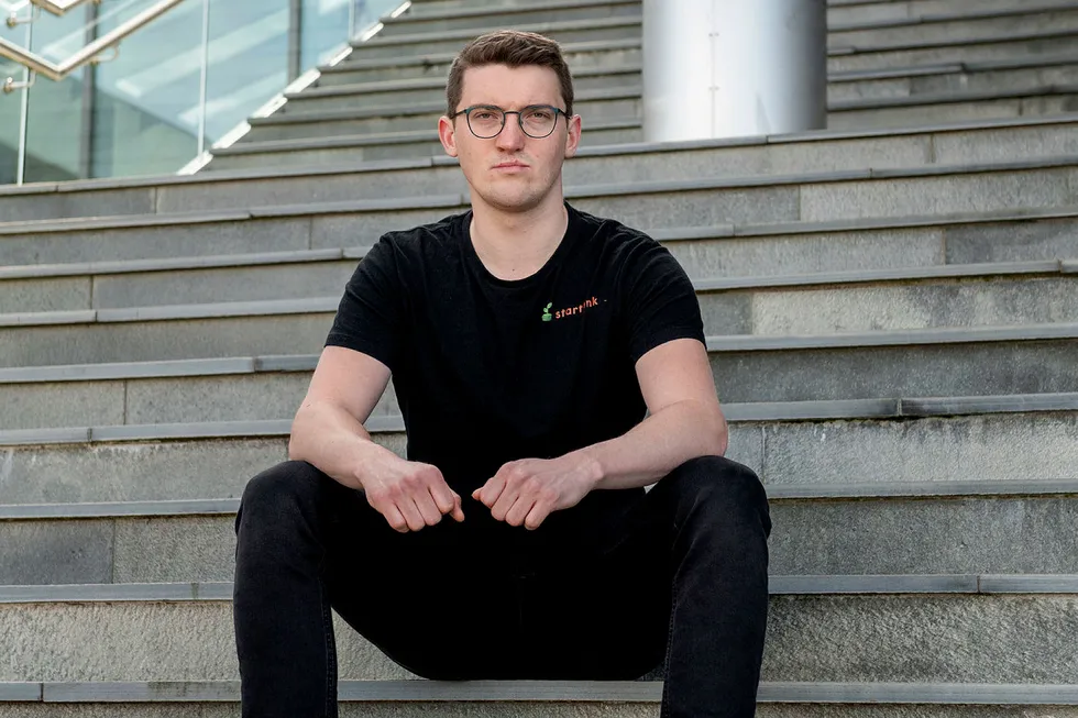 Gründer Lars Henrik Hafstad Karlsson i Startlink reagerer kraftig på at hans rådgiver, det offentlige innovasjonsselskapet VIS, lanserte det han opplever som konkurrerende virksomhet.