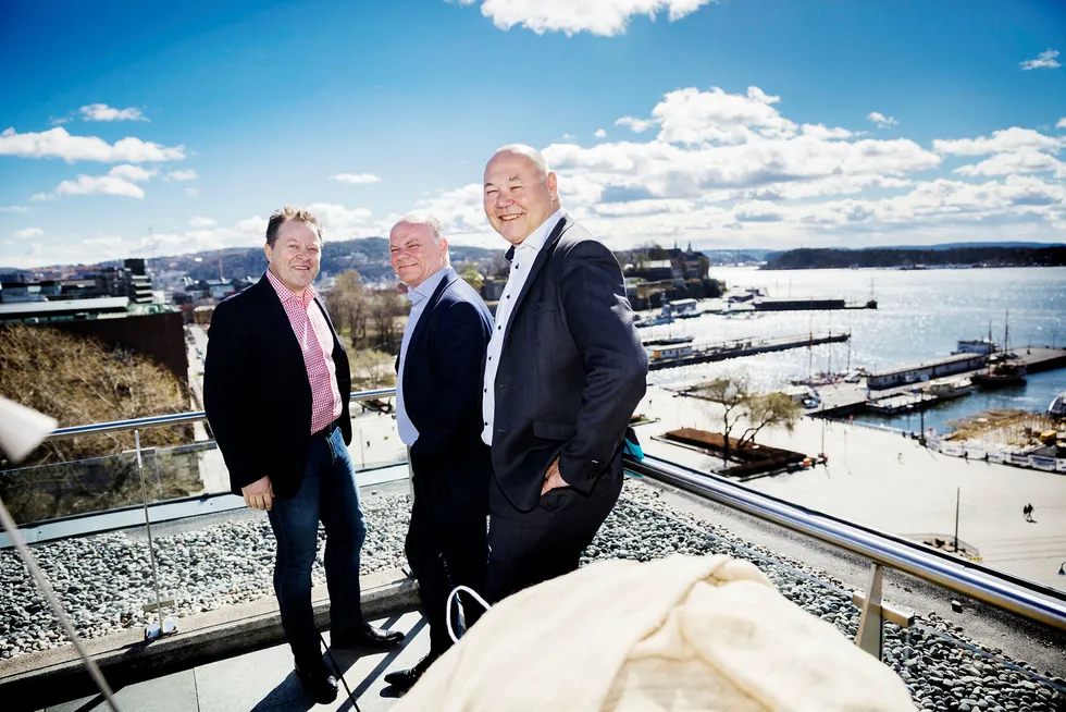 Fra venstre Arne Hjeltnes (fra venstre), Thorbjørn Theie og Jørn-Gunnar Jacobsen får nå statsgaranti fra Giek til banklånet de trenger for å starte opp fiskeforedlingsbedriften de har kjøpt i Mehamn i Finnmark. Foto: Per Thrana