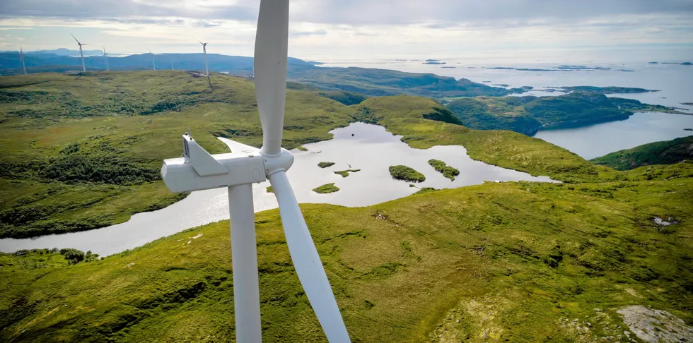 Roan vindpark var en del av det store Fosen-prosjektet. Nå overtar TrønderEnergi sammen med tyske Stadtwerke München eierskapet av hele vindparken fra Statkraft.
