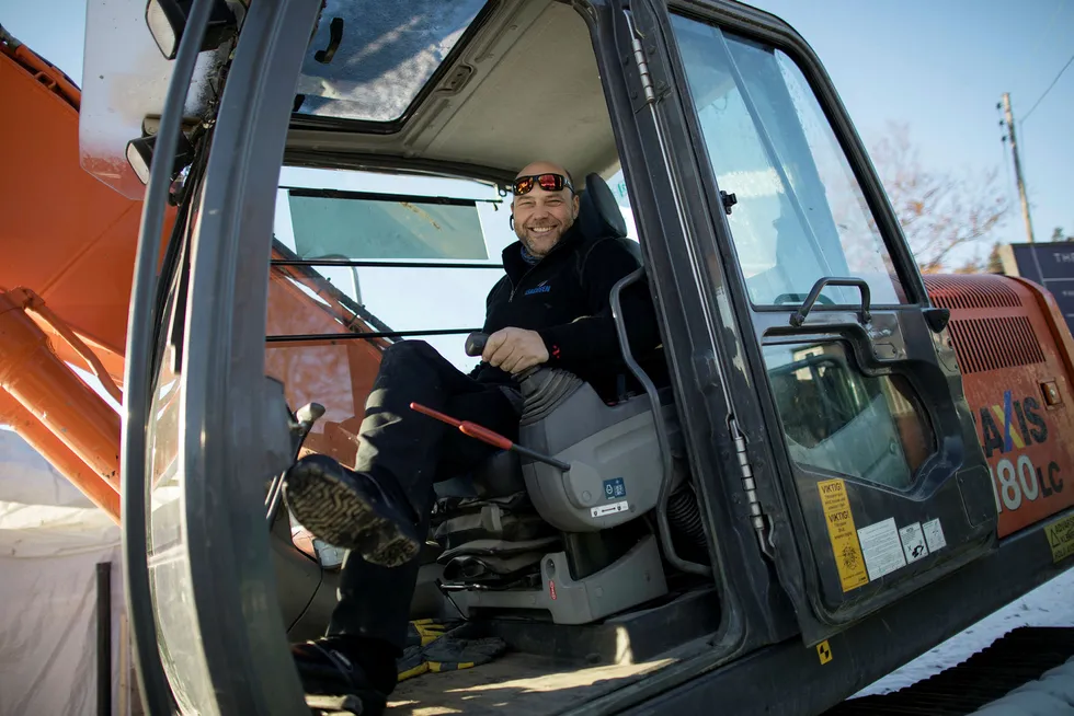 – Jeg har hatt diesel og bensin i blodårene i alle år. Jeg begynte å mekke på biler og bygge biler i tidlig alder og kjørte fra niårsalderen, sier Sverre Isachsen. Foto: Øyvind Elvsborg