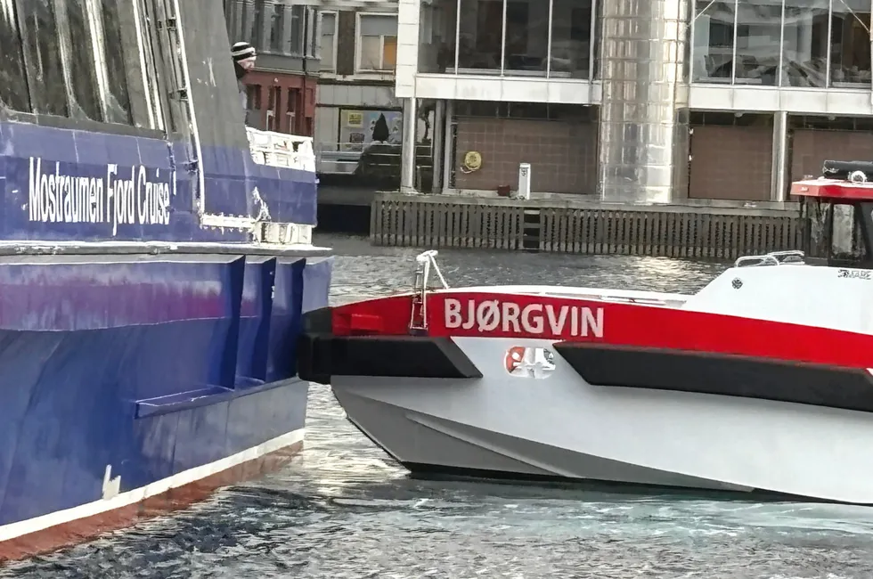 Røde kors' lille «Bjørgvin» fikk kjørt seg da hun la katamaranen «Sogndal» til kai.