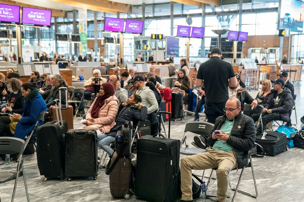 Det ble mye venting for mange på Gardermoen fredag. Foran SAS-skranken var det satt frem stoler og mange hadde møtt opp for å få mer informasjon om situasjonen.