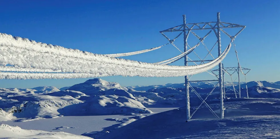 Is på 420 kV-linjen Sima Aurland er en utfordring og må fjernes. Her viser Statnett hvordan isen fjernes.