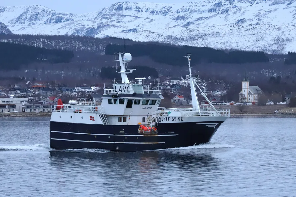 Garnbåten «Leif Helge», registrert i Senja, er allerede i mål med årets torskekvote. Nå bærer det sørover for å fiske sei. Her på vei gjennom Tjeldsundet.