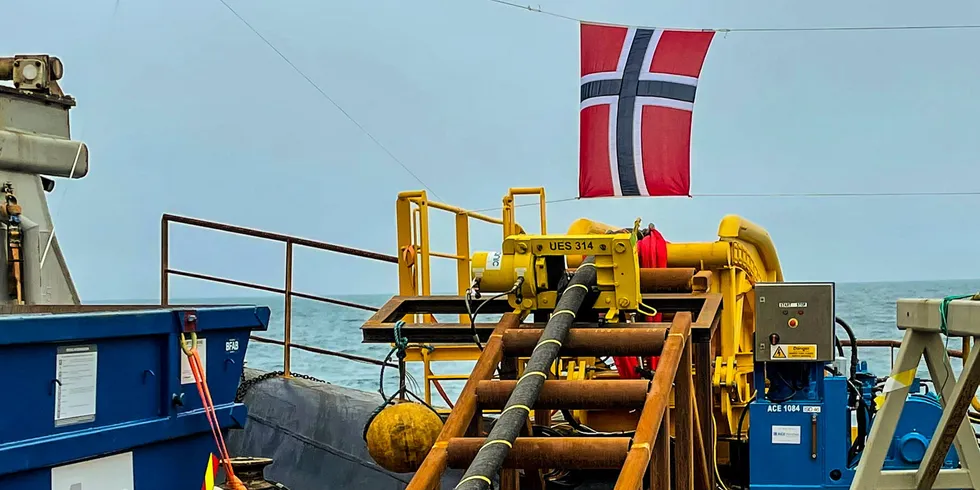 North Sea Link er verdens lengste undersjøiske strømkabel. Nå er den skjøtet sammen.