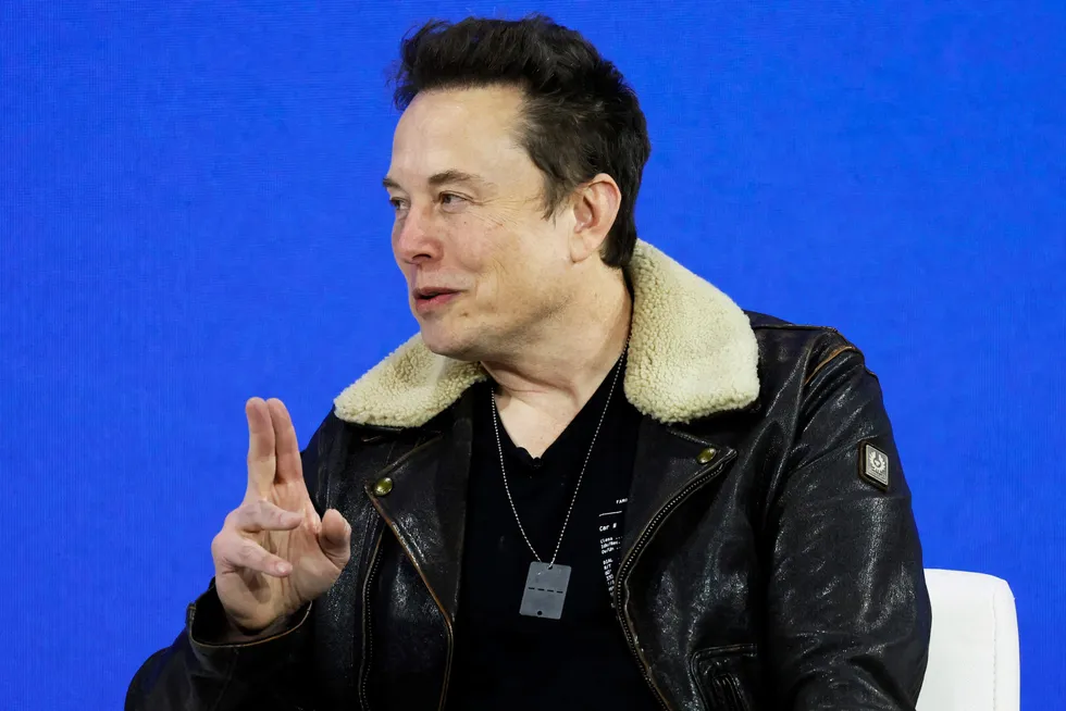 Onsdag 29. november deltok Elon Musk på det årlige DealBook-seminaret til New York Times. Der sa han at hans melding på X (Twitter) med støtte til antisemittiske holdninger var hans største tabbe på X. To dager tidligere var Musk i Israel og ble tatt imot av statsminister Benjamin Netanyahu.