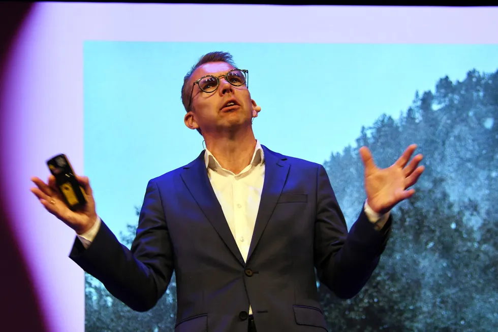 – Ingen av oss vet hvor verden er om ti år. Vi har tro på å ta posisjoner i ulike deler av den fornybare verdikjeden, noe som gir mulighet for å investere uansett hvordan markedet utvikler seg, sier konsernsjef Steffen Syvertsen i Å Energi.