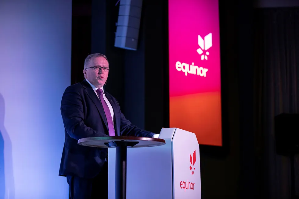Konsernsjef i Equinor Eldar Sætre under en pressekonferanse. Sjefen har gått ut og «fredet» selskapets fornybar-satsing tross brede kutt i investeringer.