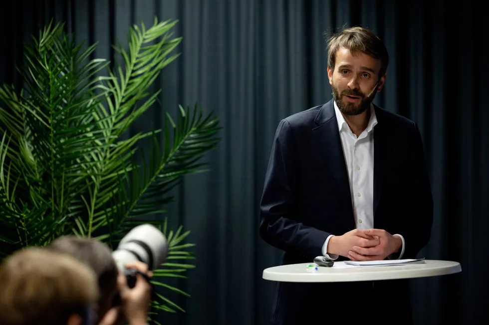 Næringsminister Jan Christian Vestre, deler ut 623 millioner kroner til grønne prosjekter i næringslivet.