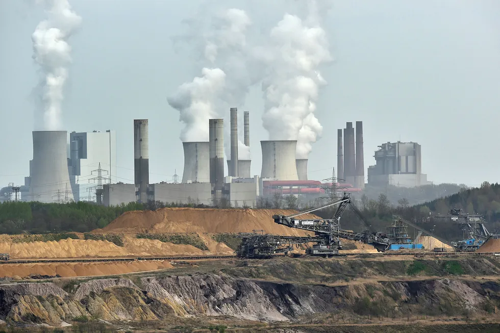 Kullnæringen bidrar til klimaendringer, og fases nå ut av flere land. Bildet viser et tysk kullanlegg. Foto: Martin Meissner/AP/NTB scanpix