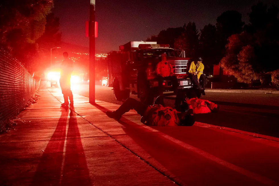 Flere skogbranner i California sprer seg raskt og titusenvis må evakuere.