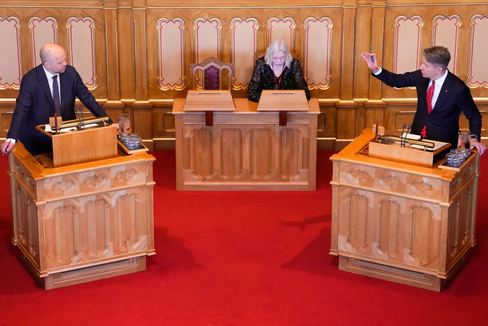 Det er ingen motsetning mellom å ha mål om lavere norske strømpriser og ønske tettere kraftsamarbeid med EU, svarte energiminister Terje Aasland (Ap) på spørsmål fra Sp-leder Trygve Slagsvold Vedum under den muntlige spørretimen i Stortinget onsdag.