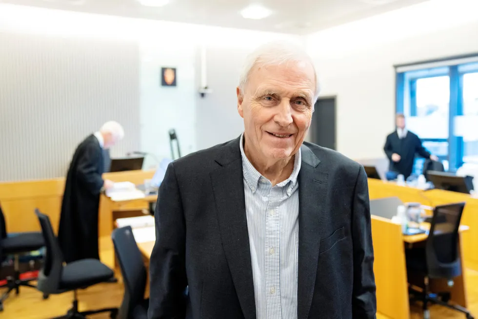 Finansprofessor Thore Johnsen er svært kritisk til at Multi Markets solgte svært kompliserte valutaprodukter til den alvorlige syke pensjonisten. Mandag startet søksmålet mot selskapet.