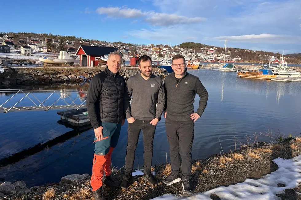 Scaleaq leverer ny fôrflåte til Kime Akva. F.v. Tore Laastad (kommersiell produktsjef i Scaleaq), Egil Olsen (logistikk- og operasjonsleder Kime akva) og Frederik Andersen (regionleder Scaleaq).