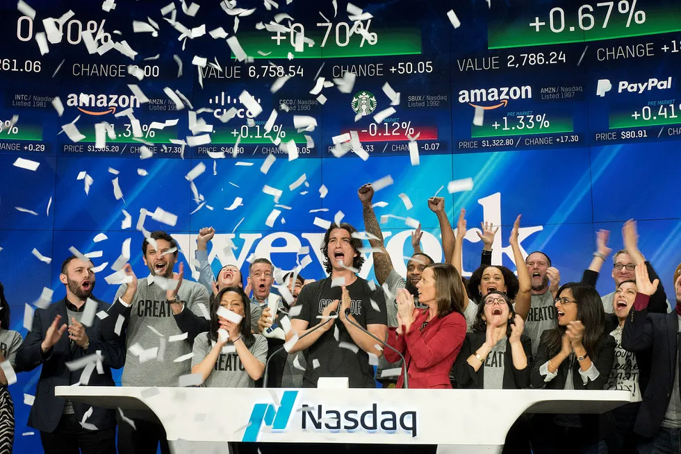 Amerikanske børser og finansinstitusjoner rullet ut den røde løperen for WeWorks grunnlegger Adam Neumann. Børsnoteringen ble aldri gjennomført. Nå har Neumann forsvunnet fra selskapet, Softbank har kontrollen og ansatte går en usikker fremtid i møte. Her fra Nasdaq-børsen i 2018, hvor Neumann åpnet handelsdagen.