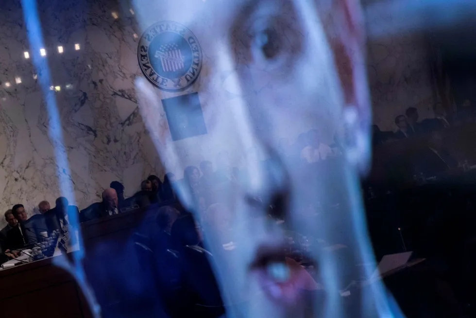 Det amerikanske senatet slet med å stille skarpe spørsmål til Facebook, og fant fort ut at problemstillingen er for kompleks for en tradisjonell politisk prosess. Til Zuckerbergs synlige lettelse klarte de ikke å lande på en klar dom, skriver artikkelforfatteren. Her fra Zuckerbergs høring den 10. april 2018 om datalekkasjen i Facebook. Foto: Brendan Smialowski/AFP/NTB Scanpix