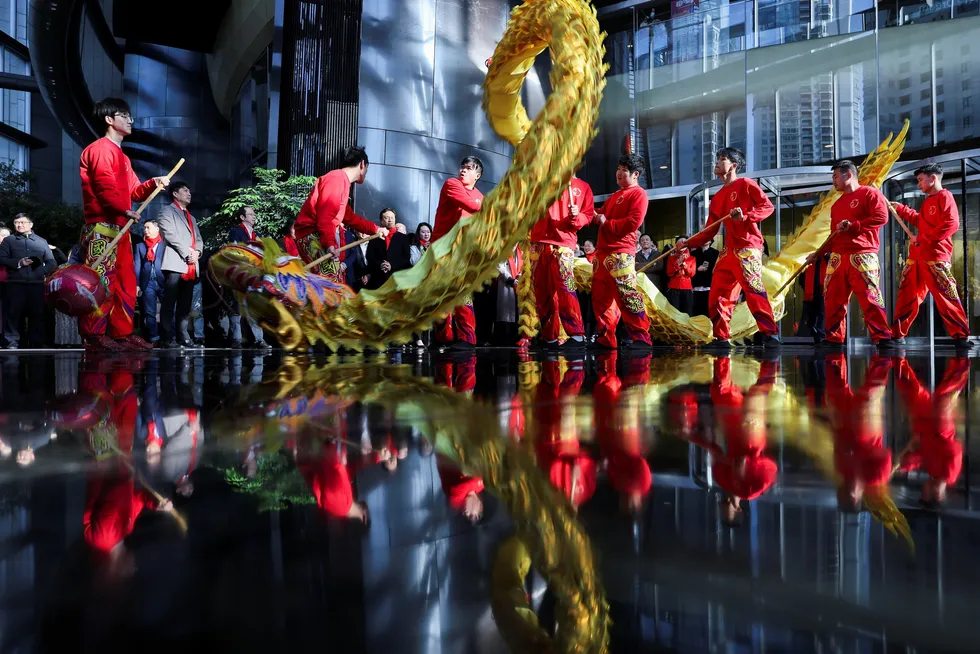 Fargerike drager opptrer lobbyen i Shanghai Tower under en opptreden som markerer avslutningen av kinesisk nyttår i Shanghai og åpning av finansmarkedene.