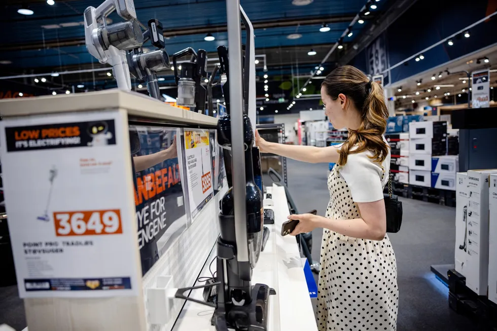 Medina Sålsajeva er på jakt etter støvsuger. Selv om hun ikke går for en svartelistet robotstøvsuger, har ikke boikotten noe å si for valget.