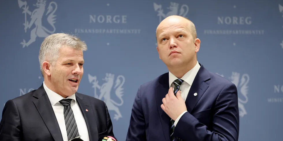 F.v.: Fiskeriminister Bjørnar Skjæran (Ap) og finansminister Trygve Slagsvold Vedum (Sp), her fra et møte med pressen om normpris for beregning av grunnrenteskatt.