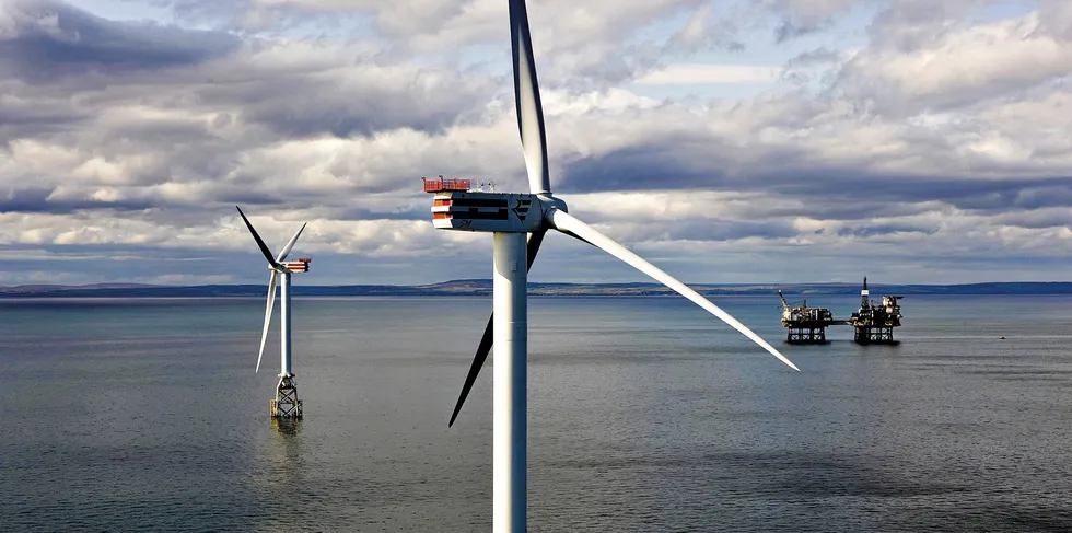 Det er ikke gjennomført studier som er direkte overførbare til de store offshore vindparkene som nå er under planlegging i norske havområder, skriver Fiskebåt. Bildet viser de to første testmøllene med fundament fra Owec Tower på Beatrice-feltet.
