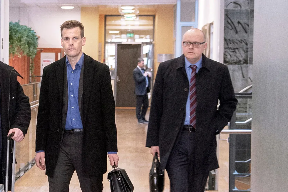 Arne Vigelands (til venstre) søksmål mot syv tidligere styremedlemmer i RenoNorden har sluppet inn til Høyesterett. Her fra rundene i tingretten. Til høyre, Per Gunnar Rymer, som har vært Vigelands bisitter.