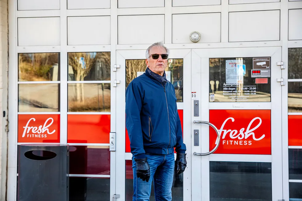 Gårdeier Bernt Sørlie, her foran Fresh Fitness i Fredrikstad sentrum, mener Sats misbruker sin makt under korona-krisen.