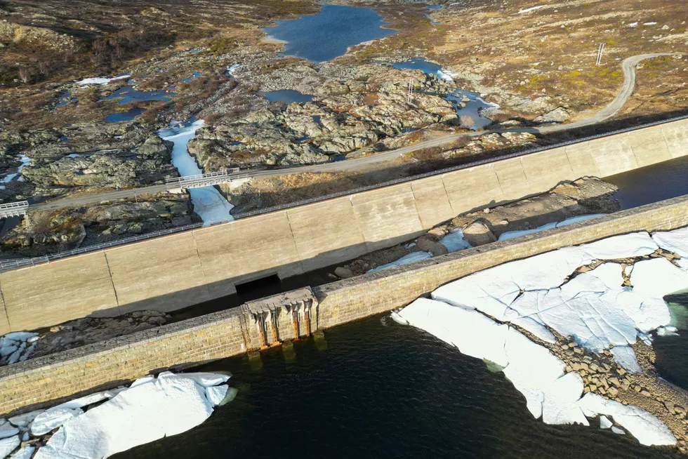 Lav vannstand i Kalhovdfjorden som er del av flere vann sør på Hardangervidda i Telemark. Innsjøen er regulert som magasin for Mår kraftverk.