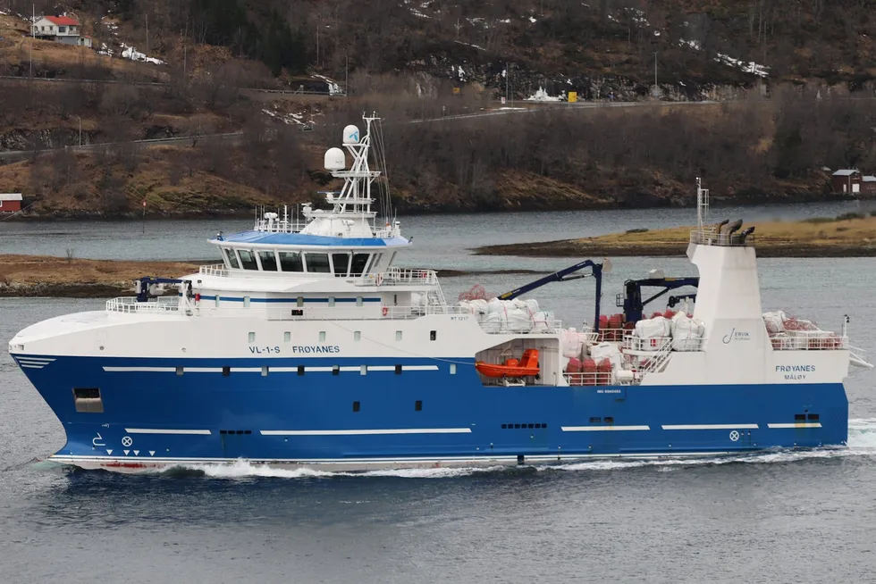 «Frøyanes» på vei til Måløy med snøkrabbe. Tatt ved Tjeldsundbrua.