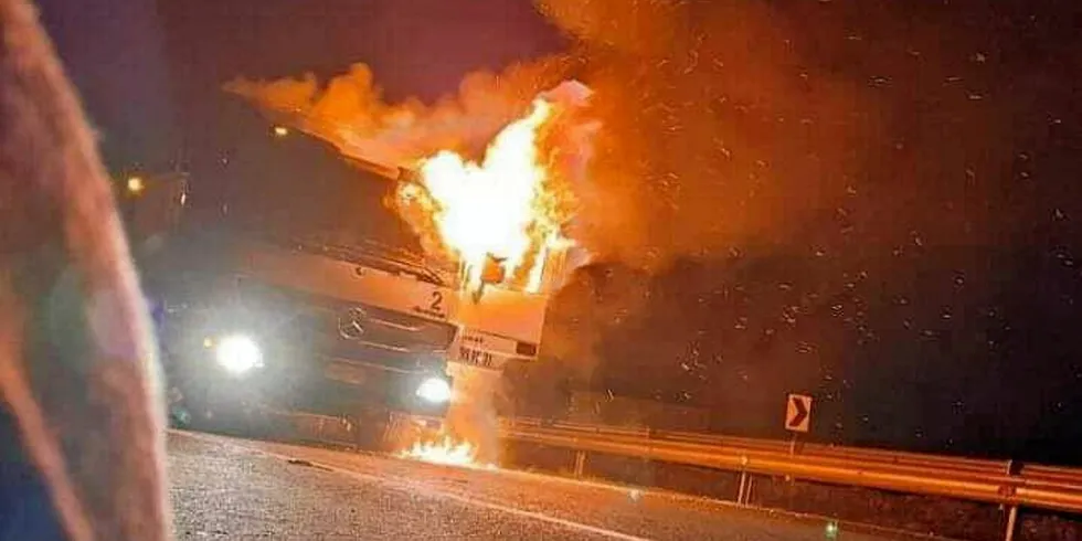 Noen ganger setter ranere fyr på laksetransporter etter at de har stjålet lasten.