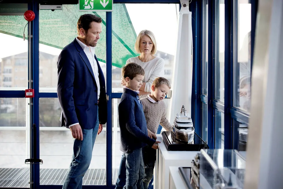 Langs elven Themsen i London har ekteparet Peder og Ewa Eidsgaard skapt en god forretning av å tegne noen av verdens største superyachter og privatfly både innvendig og utvendig. Barna Sebastian (blå genser) og Nicolai er med på jobben. Foto: Jeff Gilbert