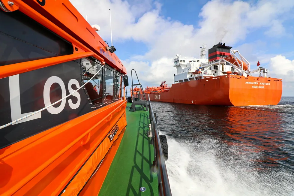 Tilbringertjenesten med losbåt, samt bygging av nye, miljøvennlige losbåter skal ut på anbud i 2025. Kystverket ber nå om hjelp fra maritim næring – i forkant av anbudsprosessen.