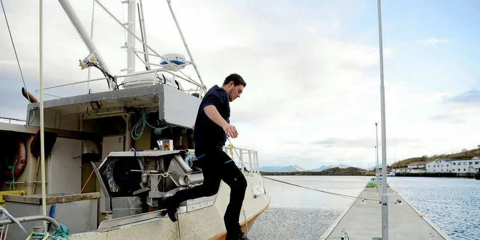 STORE BEHOV: Infrastruktur i havner er svært kostbart og bygging av ny infrastruktur krever store investeringer. Her hopper fisker Tobias Reinholdtsen (20) på fiskebåten Solbu i land i Stø havn, VesterålenFoto: Mikaela Berg