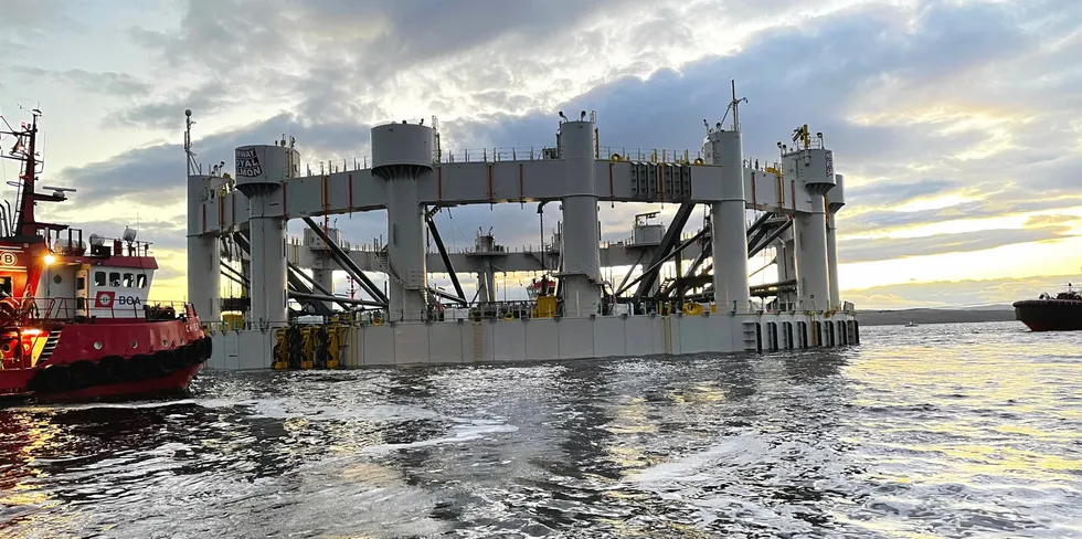 Her er den første havmerden i Arctic Offshore Farming sjøsatt. Torsdag var havmerden på plass på lokaliteten Fellesholmen utenfor Tromsø.