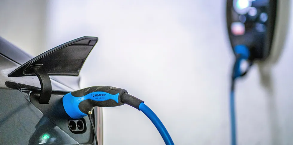Å lade elbilen og andre aktiviteter blir svært rimelig lørdag morgen i Sør-Norge. Da faller spotprisen før nettleie og avgifter til under ett øre/kWh. Foto: Ole Berg-Rusten / NTB