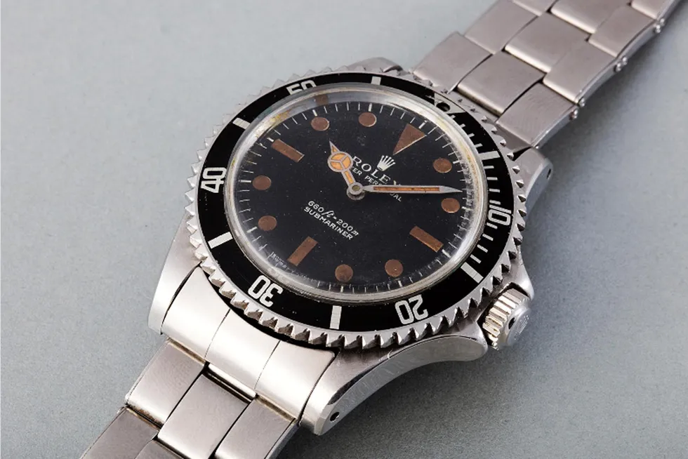 James Bond ble Omega-mann i «Goldeneye» fra 1995. Men da Roger Moore spilte ham i Live and Let Die i 1973, var det med klassikeren Rolex Submariner på armen. Den ble solgt for 3,6 millioner kroner på auksjon i 2015.