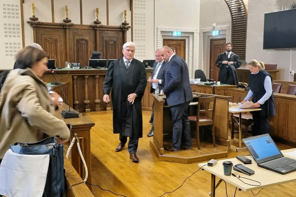 Tomislac Debeljak i Hordaland Tingrett (i midten). Boets advokat, Jan Vablum fra Simonsen Vogt Wiig til venstre.