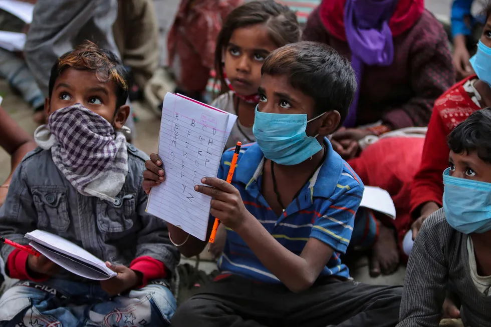 Fattige indiske barn på skolen i Jammu. Barn dør av sykdommer som lett kan kureres. I India gjelder det halvparten av barnedødeligheten, skriver artikkelforfatteren.