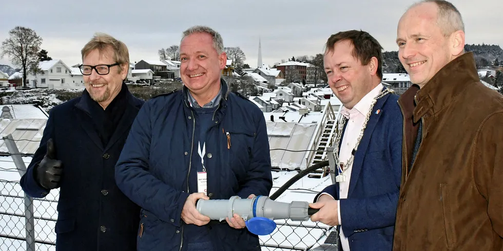 VERDENS STØRSTE: Ordføreren i Porsgrunn var med på å åpne verdens største solcelleanlegg som kan smelte snø. Fra venstre: Bill Engeness, leder for bærekraft i Cityon, Bent Rosenberg, senterleder for Citycon på Down Town, Robin Kåss, ordfører i Porsgrunn og administrerende direktør i Fusen, Thor Christian Tuv.