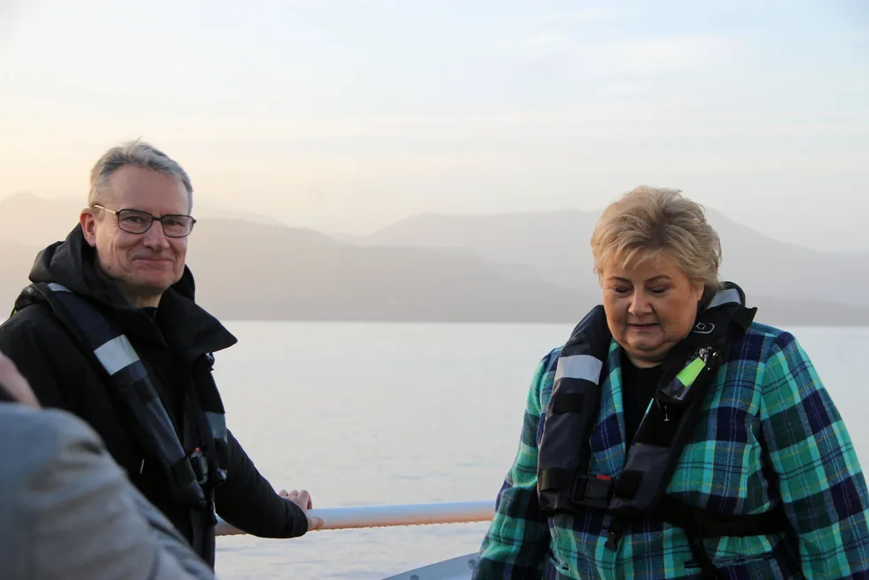 Olve Grotle og Erna Solberg fra Høyre på besøk hos oppdretteren Bolaks. Nå kommer Høyre med forslag om å fjerne prisrådet.