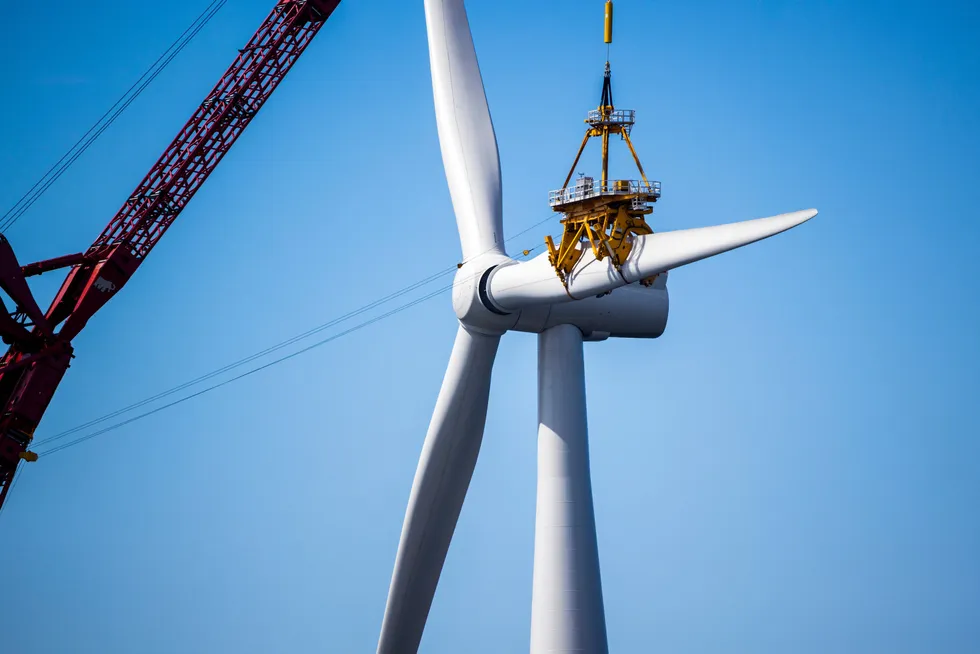 Flytende havvind koster i dag over 1,50 kroner per kWh. Prisen må betydelig ned om havvind skal bidra til energiomstillingen, skriver artikkelforfatterne.