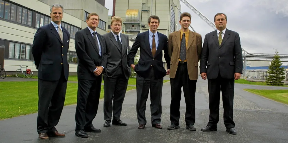 Lykkeligere tider. Foto fra 2001, etter at Industrikraft fikk med det internasjonale selskapet Mirant som partner og eier av 40 prosent av selskapet. Planen var å få fart på bygging av gasskraftverk på Norske Skogs anlegg på Skogn. Fra venstre Charles T. Heskell jr., Richard Owen, Jomar Eldøy og Barney Rush alle fra Mirant, Reidar Bye fra Norske Skog og t.h. direktør i Industrikraft Steinar Bysveen.