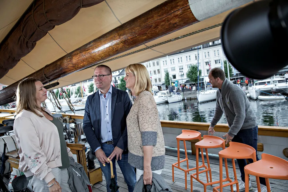NJ-leder Hege Iren Frantzen (fra venstre), Geir Jørgen Bekkevold i KrF og administrerende direktør i Mediebedriftenes Landsforening, Randi S. Øgrey før en debatt om mediepolitikk under Arendalsuka. Foto: Aleksander Nordahl