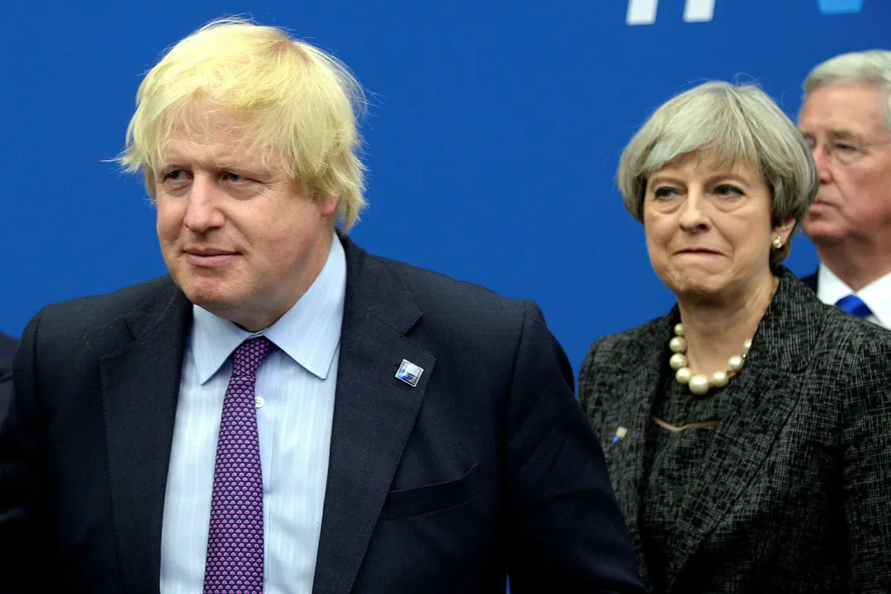 Storbritannias tidligere utenriksminister Boris Johnson er ikke nådig i sin karakteristikk av statsminister Theresa Mays brexit-plan.