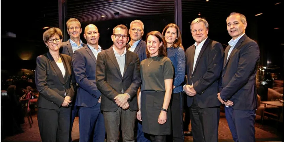 Ny konsernledelse i Agder Energi, (fv) Konserndirektør Økonomi, Finans og Risiko og stedfortreder for konsernsjefen, Pernille Kring Gulowsen, konserndirektør Kraftforvaltning, Anders Gaudestad, konserndirektør Distribusjon, Jan Erik Eldor, konsernsjef Steffen Syvertsen, konserndirektør Kunde, Atle Knudsen, konserndirektør Mennesker og Kommunikasjon, Kristin A. Dale, konserndirektør Teknologi, Ingvill H. Mykland, konserndirektør Produksjon, Jan Tore Tønnessen og konserndirektør Fornyelse, Svein Are Folgerø