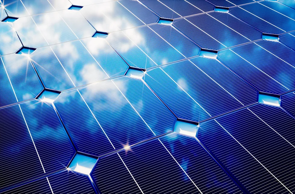 Skal regjeringen nå sitt solenergi-mål må den årlige installeringen mer enn tidobles, men realiteten er at trenden er nedadgående.